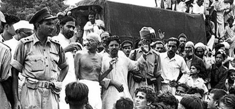 Gandhiji and Sub-Inspector Qurban Ali during Mahatma Gandhi's Champaran Satyagraha in 1917