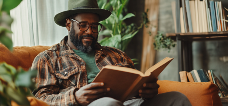 Un hombre con ropa hipster leyendo un libro
